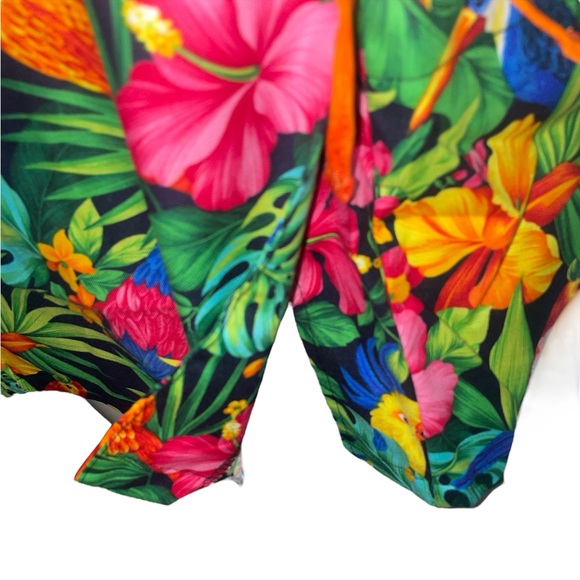 SOLD NWT  Black and Tropically Colorful Scrubs Top Size 2XL (Parrot Isle) - Picture 7 of 7